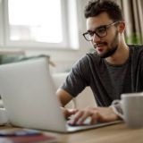 Частный SEO-мастер против SEO-агентства: плюсы